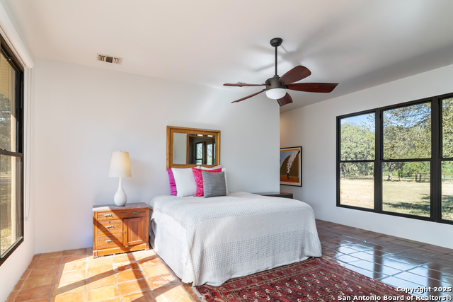 Listing photo id 26 for 4025 Marion  