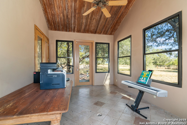 Listing photo id 28 for 4025 Marion  