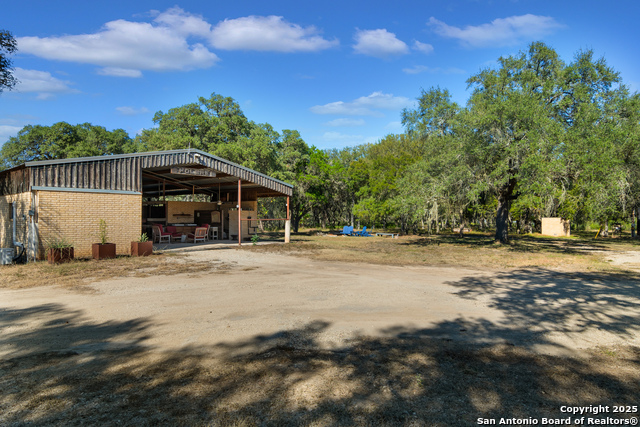 Listing photo id 29 for 4025 Marion  