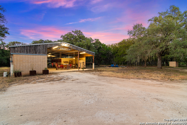 Listing photo id 46 for 4025 Marion  