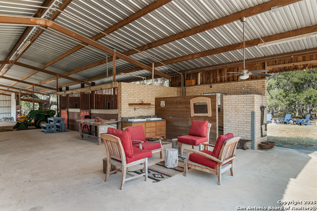 Listing photo id 47 for 4025 Marion  