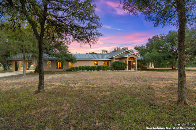 Listing photo id 3 for 4025 Marion  