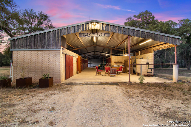 Listing photo id 48 for 4025 Marion  