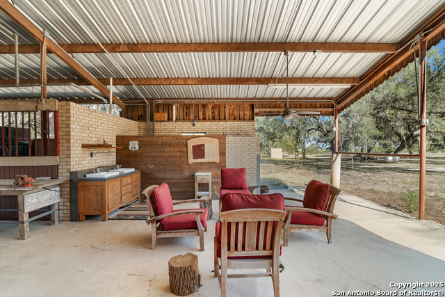 Listing photo id 49 for 4025 Marion  