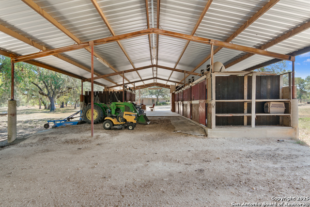 Listing photo id 52 for 4025 Marion  