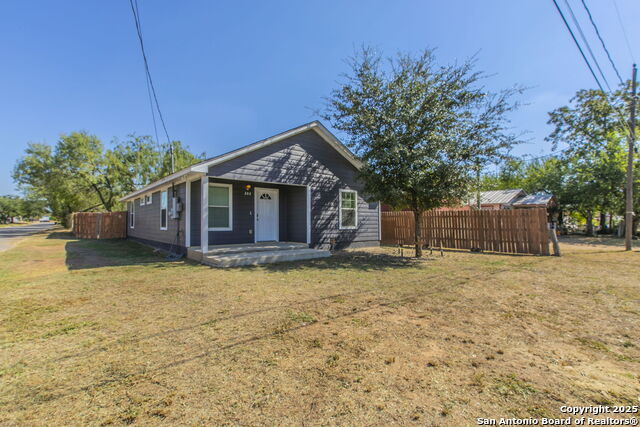 Image 2 of 14 For 202 Willow St S