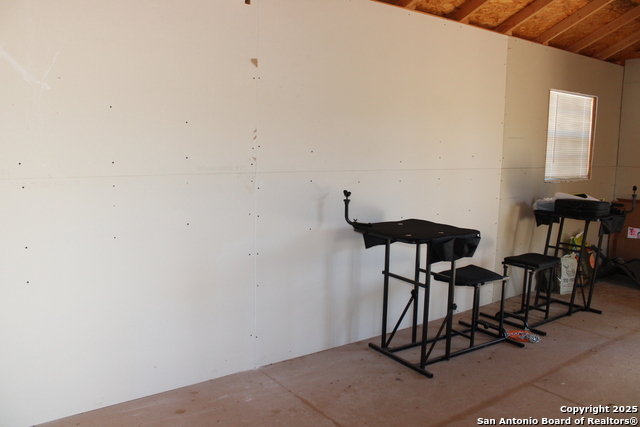 Listing photo id 15 for 12417 Fm 2779