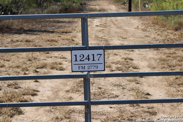 Listing photo id 7 for 12417 Fm 2779