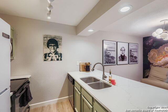 Image 13 of 29 For 10527 Perrin Beitel A212