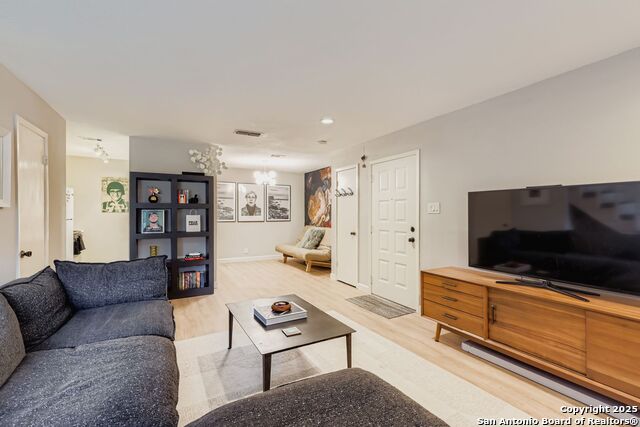 Image 9 of 29 For 10527 Perrin Beitel A212