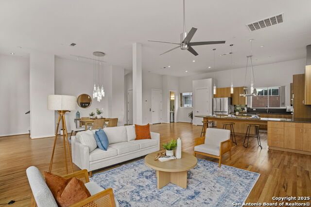 Listing photo id 10 for 1126 Quincy E
