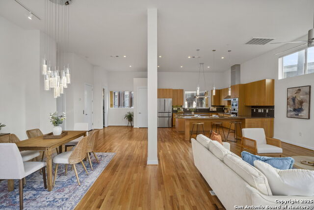 Listing photo id 11 for 1126 Quincy E