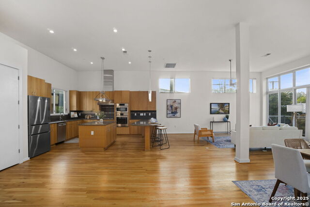 Listing photo id 12 for 1126 Quincy E