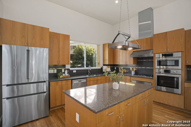 Listing photo id 17 for 1126 Quincy E