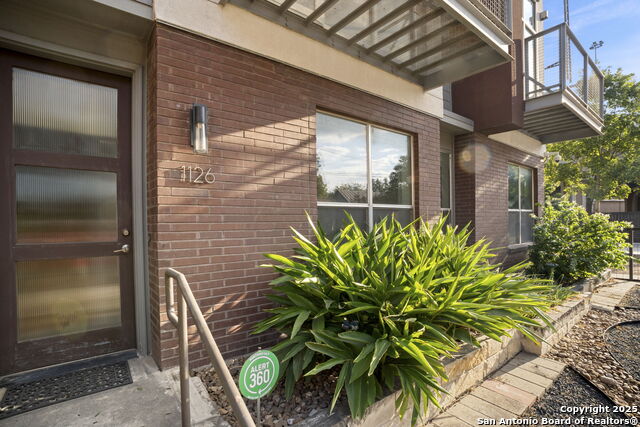 Listing photo id 0 for 1126 Quincy E