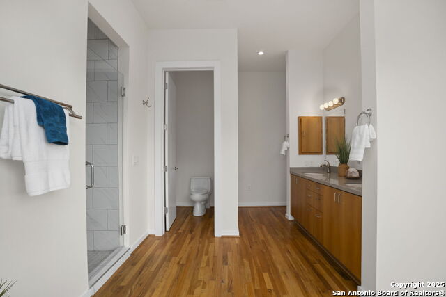 Listing photo id 28 for 1126 Quincy E