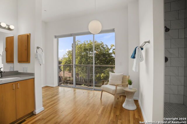 Listing photo id 31 for 1126 Quincy E