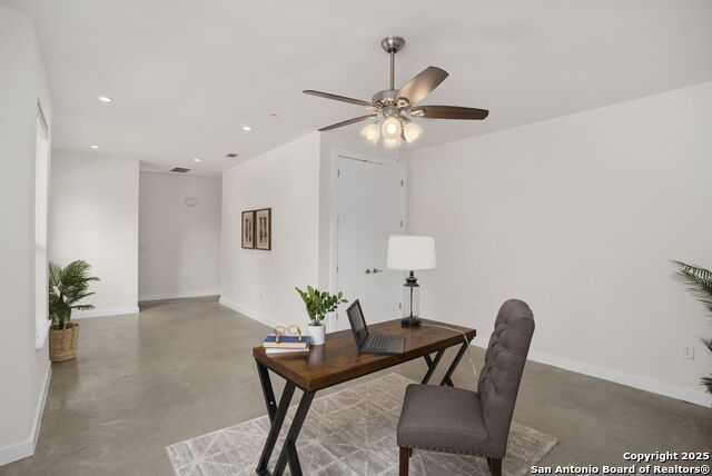 Listing photo id 3 for 1126 Quincy E