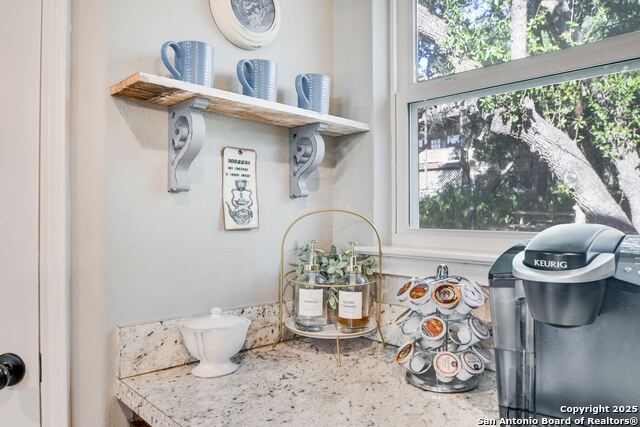 Listing photo id 12 for 1532 Hillcrest