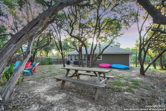 Listing photo id 24 for 1532 Hillcrest