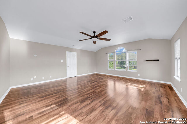 Listing photo id 11 for 8103 Heritage Park