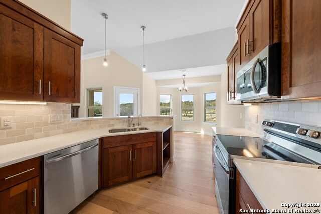 Listing photo id 6 for 2011 Athens Ave. N