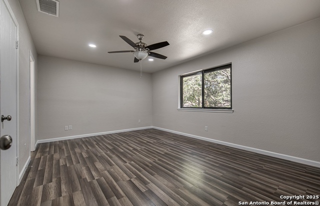 Listing photo id 7 for 9223 Ridgeland