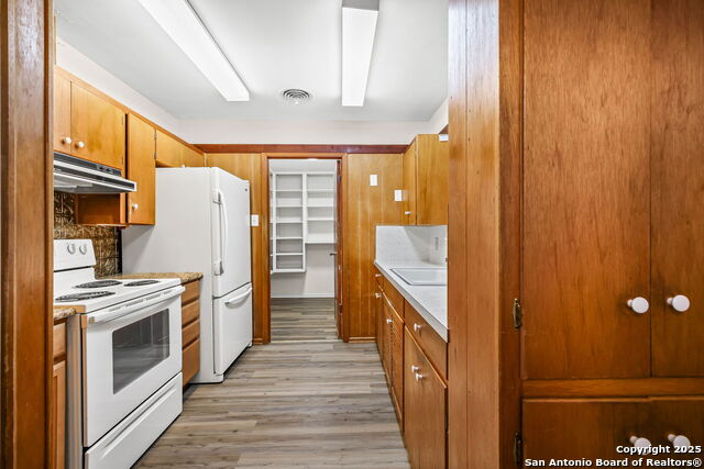 Image 11 of 29 For 11011 Burr Oak