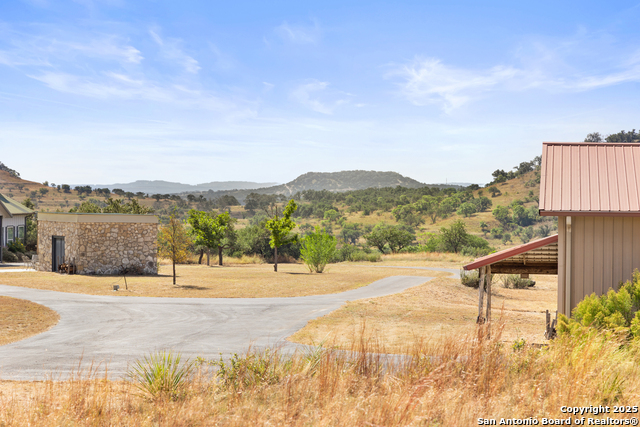 Listing photo id 12 for 2027 Fm 1376