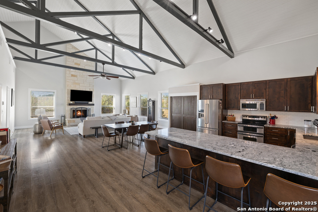 Listing photo id 13 for 2027 Fm 1376