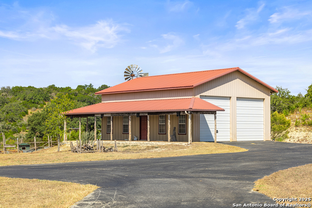 Listing photo id 15 for 2027 Fm 1376