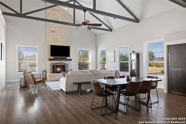 Listing photo id 1 for 2027 Fm 1376