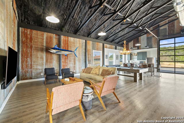 Listing photo id 3 for 2027 Fm 1376