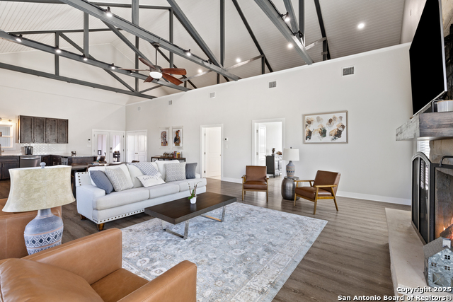 Listing photo id 5 for 2027 Fm 1376