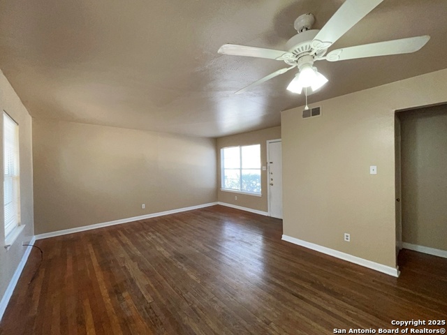 Listing photo id 8 for 2000 Mistletoe Ave W