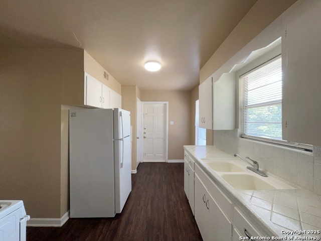 Listing photo id 9 for 2000 Mistletoe Ave W
