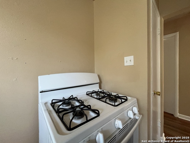 Listing photo id 10 for 2000 Mistletoe Ave W