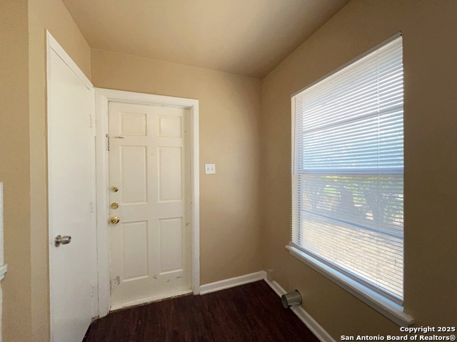 Listing photo id 11 for 2000 Mistletoe Ave W