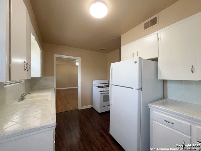 Listing photo id 12 for 2000 Mistletoe Ave W