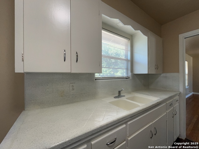 Listing photo id 13 for 2000 Mistletoe Ave W