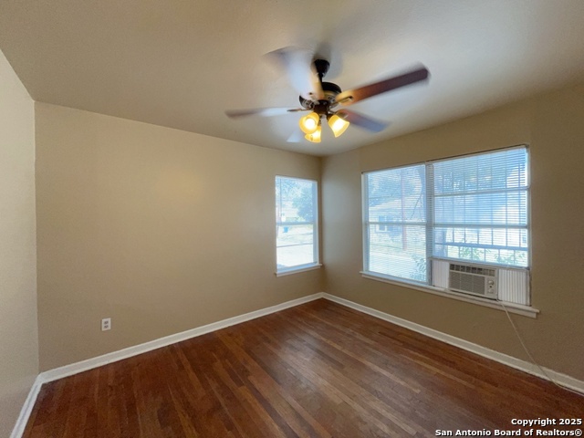 Listing photo id 15 for 2000 Mistletoe Ave W