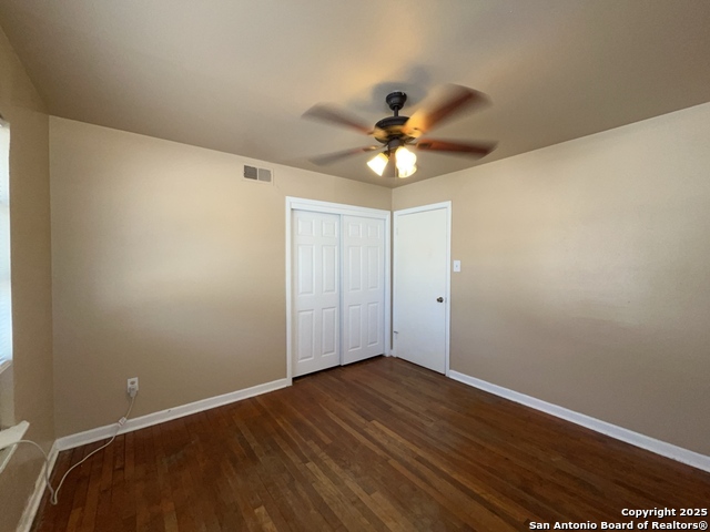 Listing photo id 16 for 2000 Mistletoe Ave W