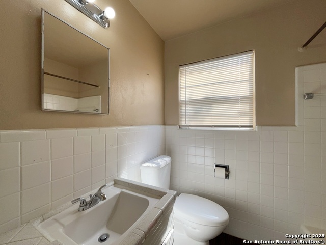 Listing photo id 19 for 2000 Mistletoe Ave W