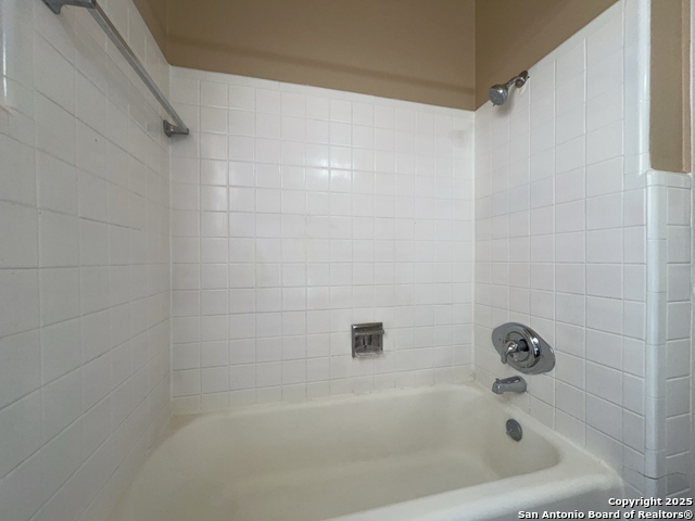 Listing photo id 20 for 2000 Mistletoe Ave W
