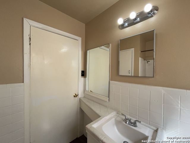 Listing photo id 21 for 2000 Mistletoe Ave W