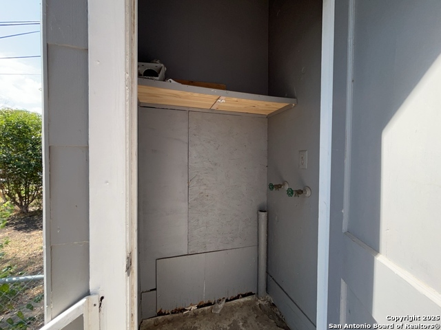 Listing photo id 23 for 2000 Mistletoe Ave W