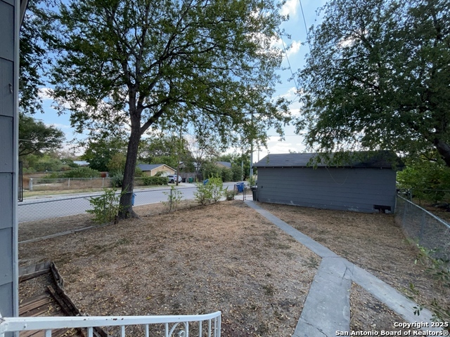 Listing photo id 24 for 2000 Mistletoe Ave W