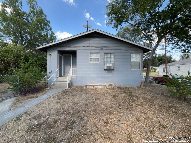 Listing photo id 25 for 2000 Mistletoe Ave W
