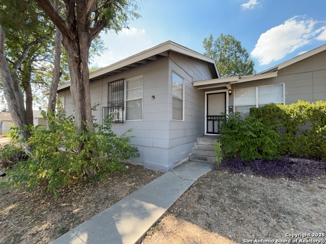 Listing photo id 27 for 2000 Mistletoe Ave W