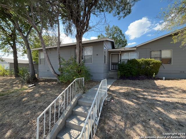 Listing photo id 28 for 2000 Mistletoe Ave W